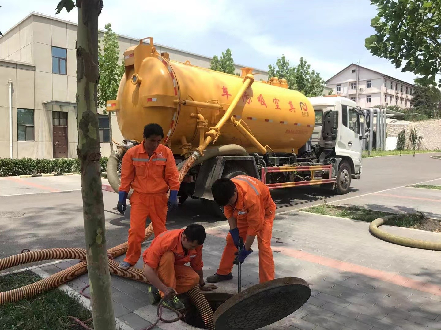 果洛管道疏通车停在窨井附近